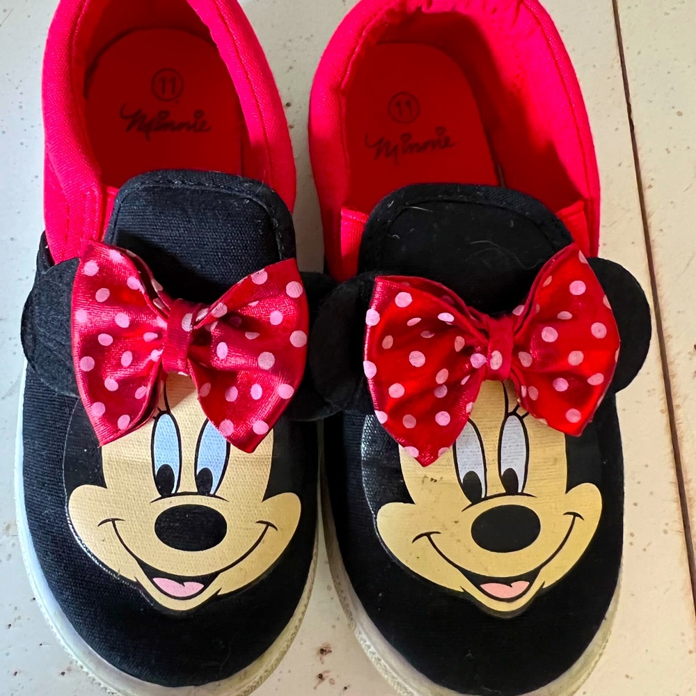 Size 11 Minnie tennis shoes